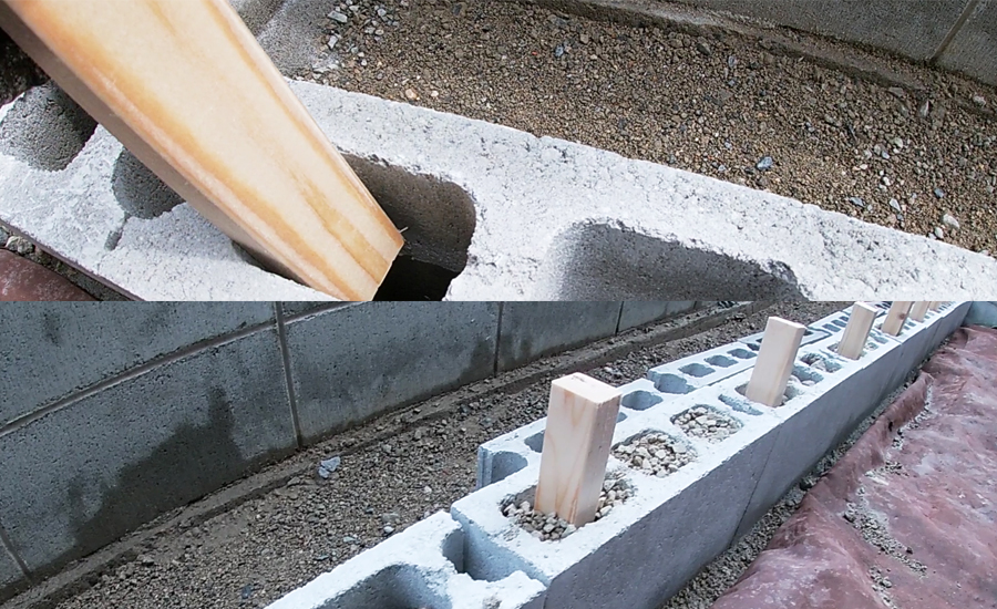 コンクリートブロックの穴に木材や砂利などを入れて下段と上段のブロックを補強しました