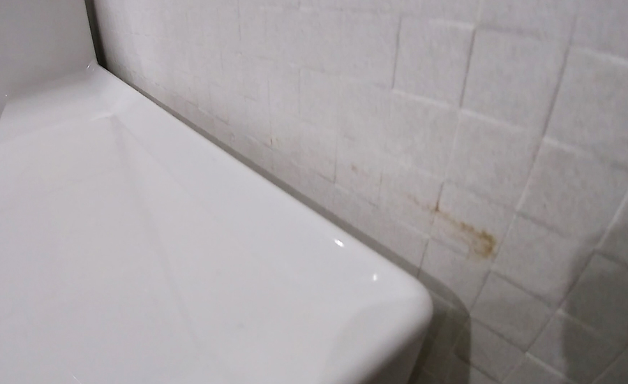洗面台の横の隙間は水はねやホコリが入りこんでしまう