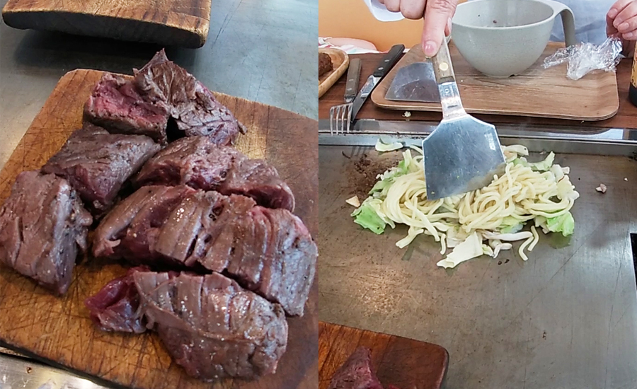 ステーキ以外のサラダバーの種類も充実していて、テーブルの鉄板では焼きそばを焼いたりも出来ます