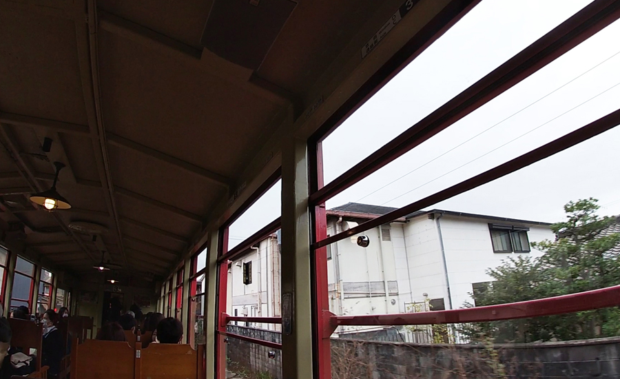 「トロッコ嵐山→トロッコ嵯峨駅」の区間は住宅街をトロッコ列車が通っている感じになります