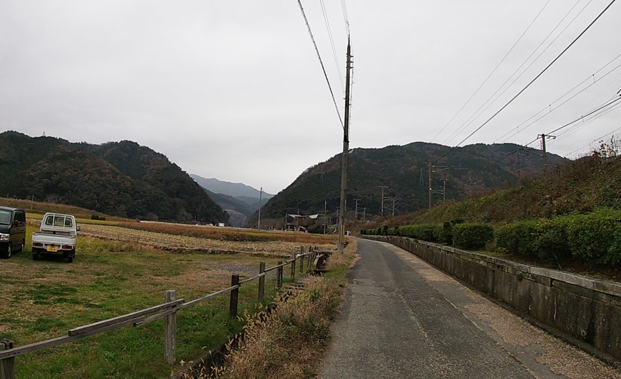 亀岡駅周辺は畑や田んぼの広がる、のどかな地域