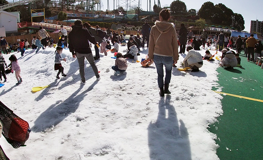 雪遊びの広場は大阪ではまず見ることのできない一面の雪。