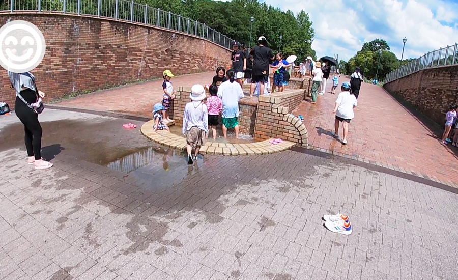 時計台の所から中央広場までの水路で水遊びをすることができます1