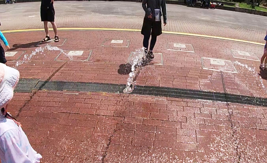 水圧と水量が凄すぎる中央広場の噴水1