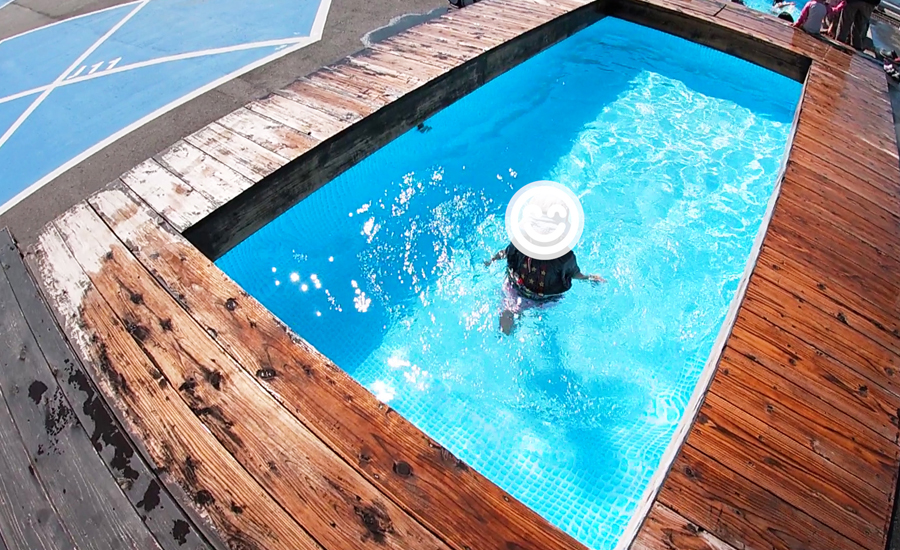 プライベートプールのようなウッドで囲まれたオシャレなプールも無料で遊ぶことができます
