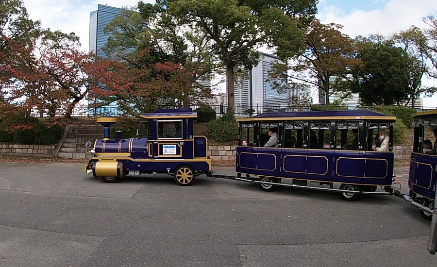ジョーテラスからは天守閣付近まで大阪城公園内を循環しているロードトレインの乗り場もあります